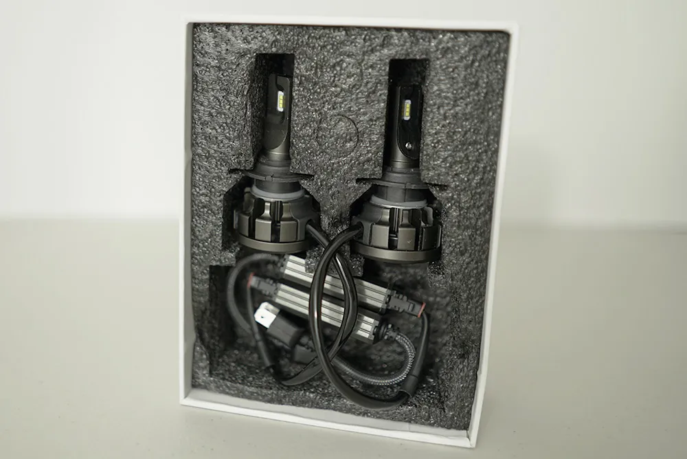 Hikari Ultra bulbs and drivers in the retail tray